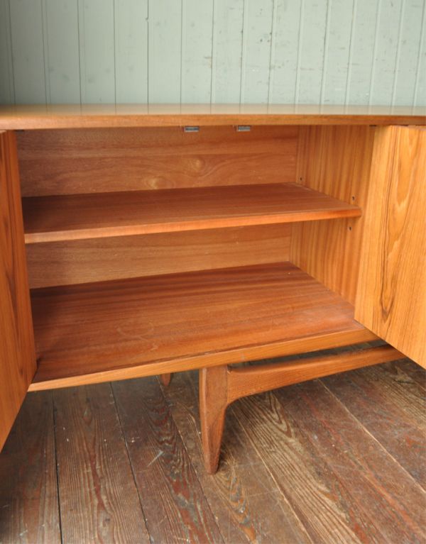 アンティーク家具　カッコいいG-planのヴィンテージ家具、テレビ台に使えるサイドボード。左右の扉内には、棚板が付いているのできちんと整理整頓ができます。(k-995-f)