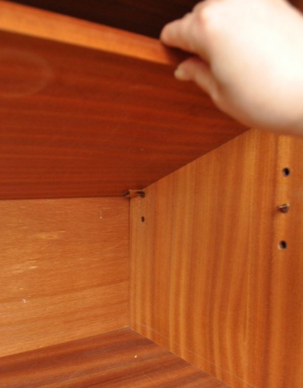 アンティーク家具　カッコいいG-planのヴィンテージ家具、テレビ台に使えるサイドボード。4cmピッチで3ヶ所にダボ穴があります。(k-995-f)