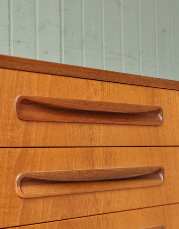 アンティーク家具　カッコいいG-planのヴィンテージ家具、テレビ台に使えるサイドボード。G-PLANらしいシンプルかつ使いやすい取っ手です。(k-995-f)