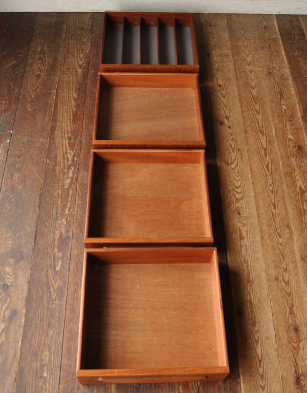 アンティーク家具　カッコいいG-planのヴィンテージ家具、テレビ台に使えるサイドボード。引き出しがあるので細かいものもしまえます。(k-995-f)