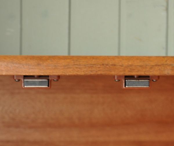 アンティーク家具　カッコいいG-planのヴィンテージ家具、テレビ台に使えるサイドボード。扉の開け閉めがしやすいよう、マグネットを取り付けてあります。(k-995-f)