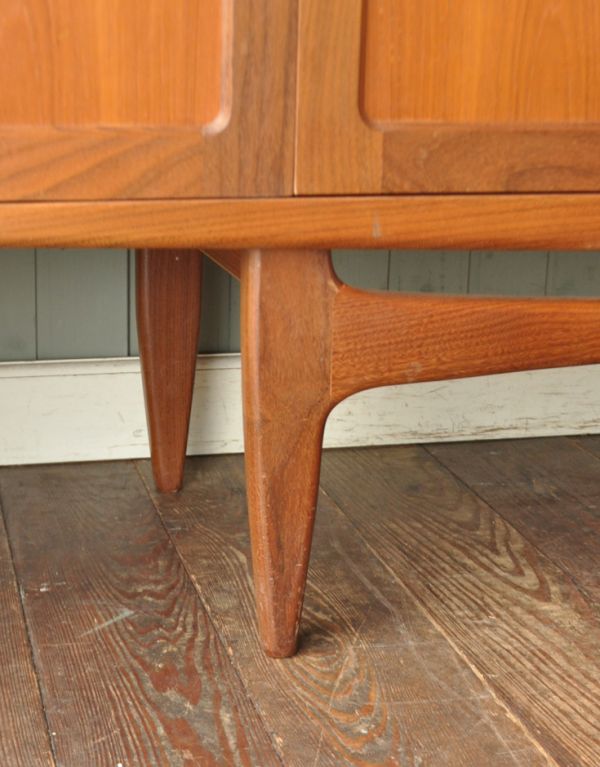 アンティーク家具　カッコいいG-planのヴィンテージ家具、テレビ台に使えるサイドボード。きちんと支えます。(k-995-f)