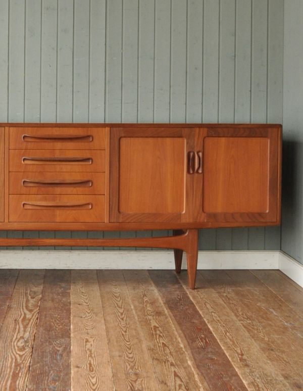 アンティーク家具　カッコいいG-planのヴィンテージ家具、テレビ台に使えるサイドボード。両サイドに両開きの扉が付いている、なんとも可愛いデザインです！縁取りがある扉の形が遠くから見ても存在感がありますよ。(k-995-f)