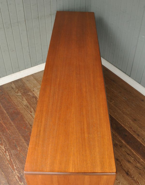 アンティーク家具　カッコいいG-planのヴィンテージ家具、テレビ台に使えるサイドボード。天板もキレイに塗装を仕上げました。(k-995-f)