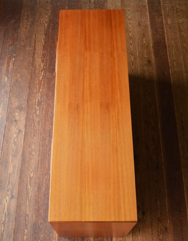 アンティーク家具　チーク材のカッコいいヴィンテージ家具、G-PLANのチェスト（サイドボード）。天板もキレイに塗装を仕上げました。(k-996-f)