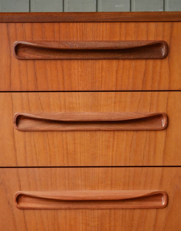 アンティーク家具　チーク材のカッコいいヴィンテージ家具、G-PLANのチェスト（サイドボード）。G-PLANらしいシンプルかつ使いやすい取っ手です。(k-996-f)