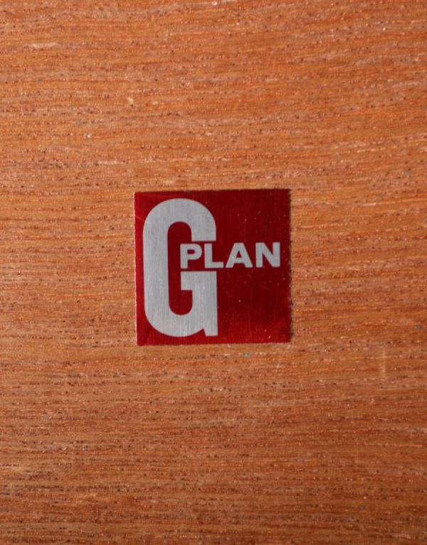 アンティーク家具　チーク材のカッコいいヴィンテージ家具、G-PLANのチェスト（サイドボード）。『G-PLAN』のロゴシールがキレイに残っていました。(k-996-f)
