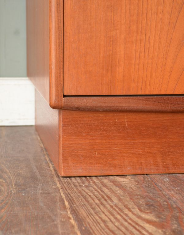 アンティーク家具　チーク材のカッコいいヴィンテージ家具、G-PLANのチェスト（サイドボード）。脚は床に付いたデザインです。(k-996-f)