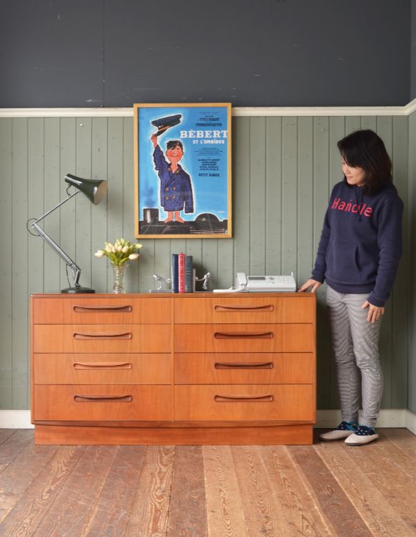 アンティーク家具　チーク材のカッコいいヴィンテージ家具、G-PLANのチェスト（サイドボード）。スッキリとかっこいいデザインが特徴のアンティークチェスト。(k-996-f)