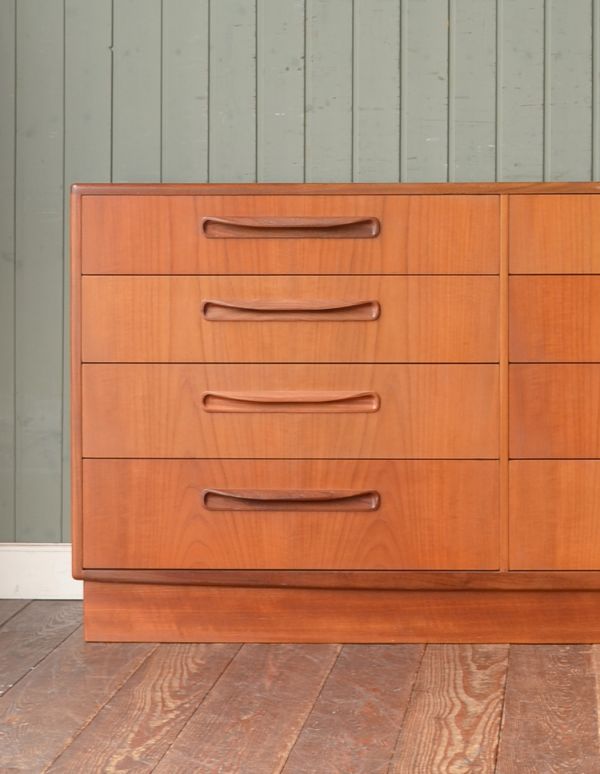 アンティーク家具　チーク材のカッコいいヴィンテージ家具、G-PLANのチェスト（サイドボード）。リビングで電話などの置き場所として使っても最適です。(k-996-f)