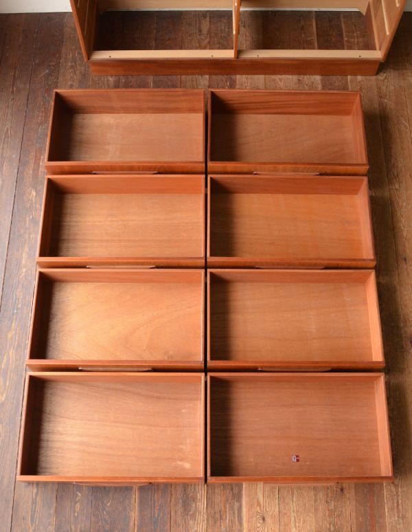 アンティーク家具　チーク材のカッコいいヴィンテージ家具、G-PLANのチェスト（サイドボード）。引き出しがあるので細かいものもしまえます。(k-996-f)