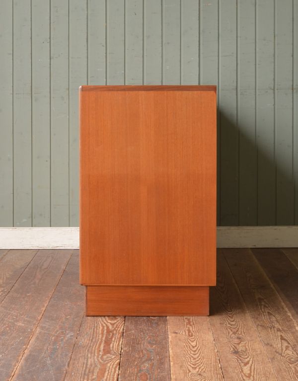 アンティーク家具　チーク材のカッコいいヴィンテージ家具、G-PLANのチェスト（サイドボード）。サイドから見てもキレイな状態です。(k-996-f)