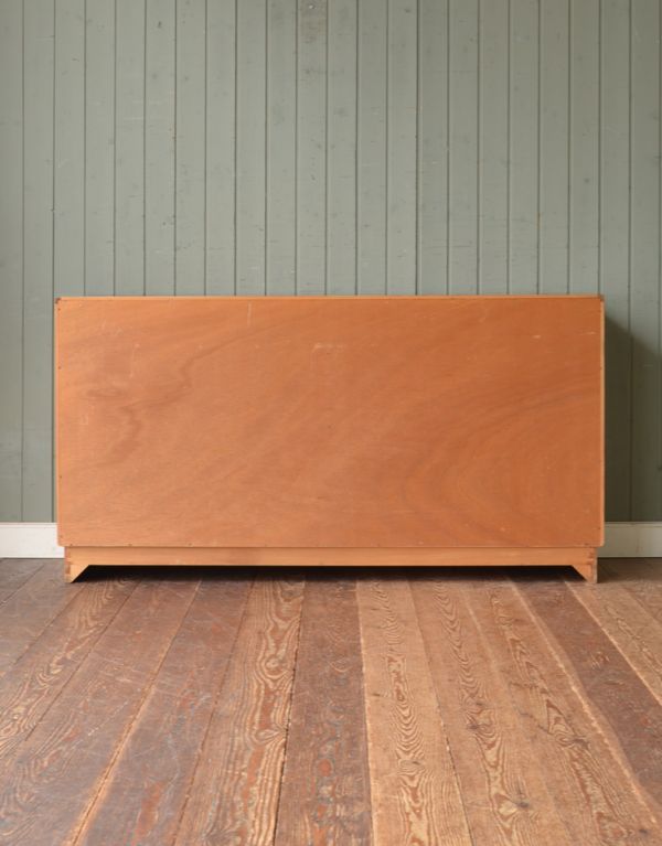 アンティーク家具　チーク材のカッコいいヴィンテージ家具、G-PLANのチェスト（サイドボード）。きちんとメンテナンスしているので後ろから見ても美しいです。(k-996-f)