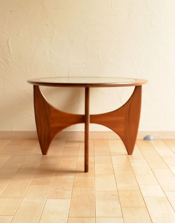 アンティーク家具　ヴィンテージの北欧家具、Gプランのガラス天板のコーヒーテーブル。パソコンを置いて、コーヒー片手にインターネットで調べ物なんて使い方も素敵ですね。(k-997-f)