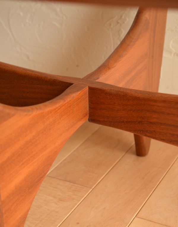 アンティーク家具　ヴィンテージの北欧家具、Gプランのガラス天板のコーヒーテーブル。クロスになった脚元には、文庫本などが置いておけるのでとっても便利。(k-997-f)