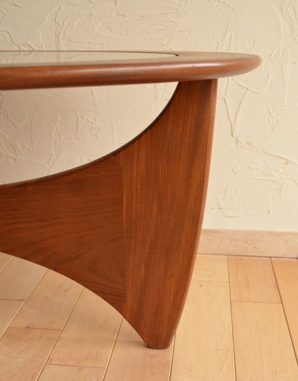 アンティーク家具　ヴィンテージの北欧家具、Gプランのガラス天板のコーヒーテーブル。脚のデザインがスタイリッシュでかっこいい！きちんと支えますのでご安心ください。(k-997-f)