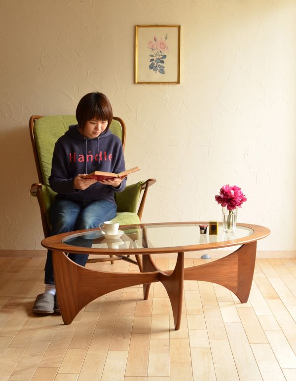 アンティーク家具　ヴィンテージの北欧家具、Gプランのガラス天板のコーヒーテーブル。天板が広いので、ゆったりとお使い頂けます。(k-997-f)