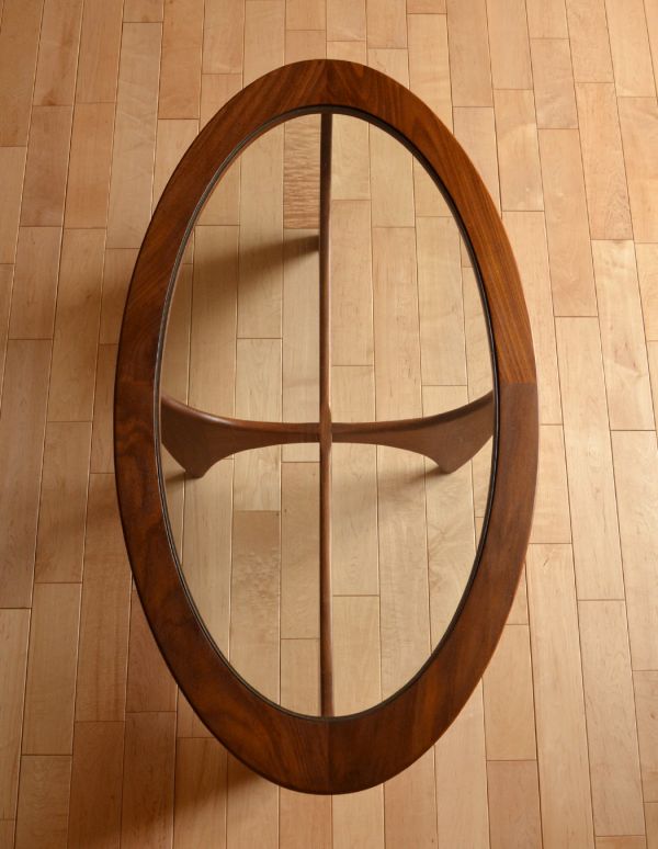 アンティーク家具　ヴィンテージの北欧家具、Gプランのガラス天板のコーヒーテーブル。楕円形の天板です。(k-997-f)