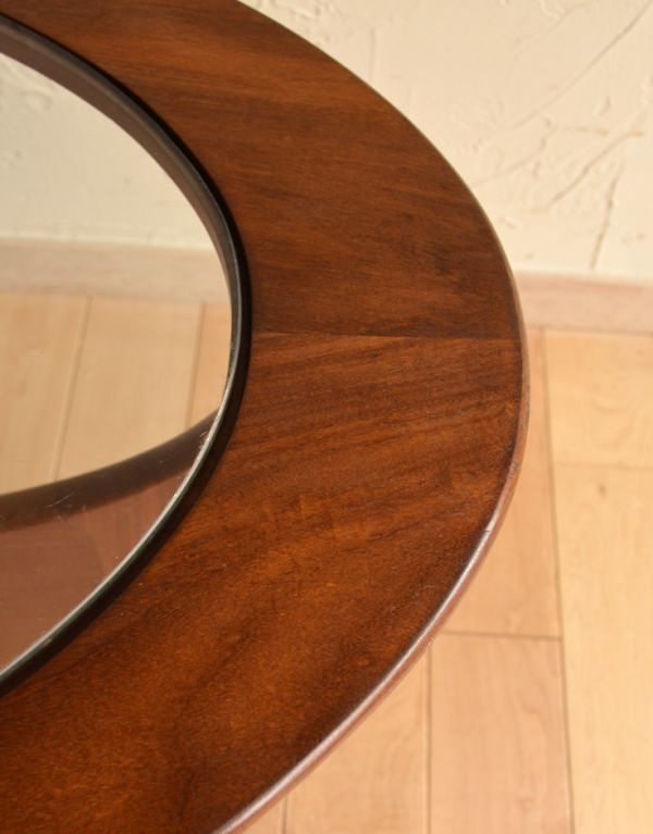 アンティーク家具　ヴィンテージの北欧家具、Gプランのガラス天板のコーヒーテーブル。角は丸く仕上げているので、小さいお子さんがいるご家庭でも安心です。(k-997-f)