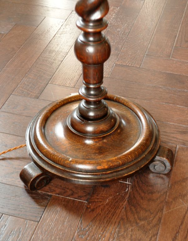 フロアランプ(高い) 照明・ライティング 英国のアンティーク照明、海外らしいおしゃれなスタンドライト。スタンドは、木製です。(k-998-f)