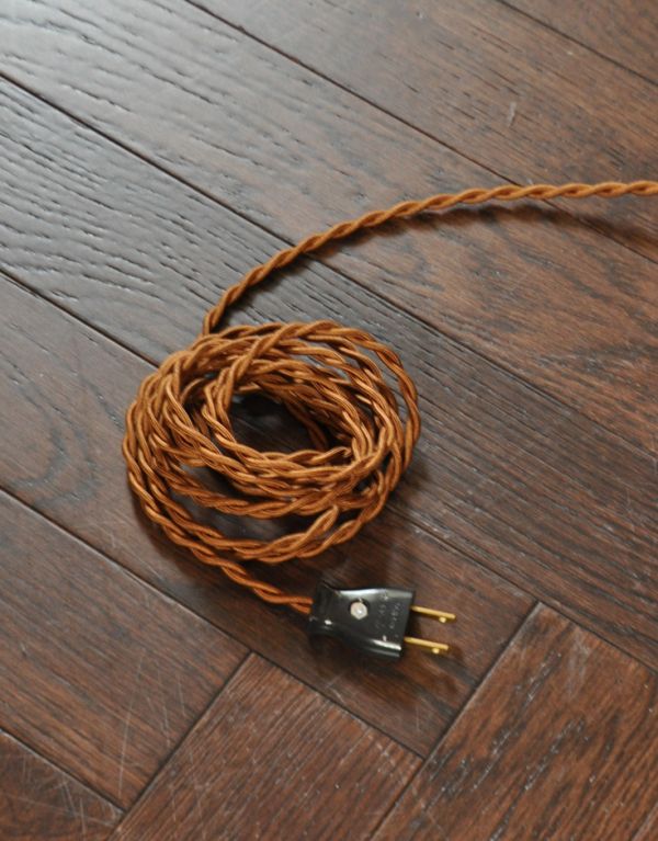 フロアランプ(高い) 照明・ライティング 英国のアンティーク照明、海外らしいおしゃれなスタンドライト。コードもインテリアの雰囲気を壊さないブラウンです。(k-998-f)