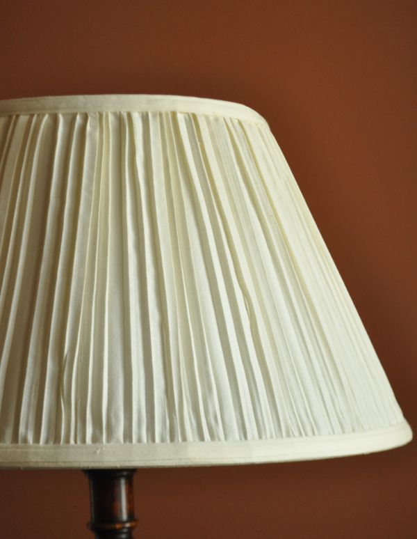 フロアランプ(高い) 照明・ライティング 英国のアンティーク照明、海外らしいおしゃれなスタンドライト。シェードは、コントワール・ド・ファミーユの新品のものを使用しています。(k-998-f)