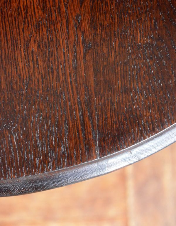 ロイドテーブル　アンティーク家具　英国のアンティーク家具、オケージョナルテーブル（簡易テーブル）。大人っぽいカラーで落ち着きがあります。(k-999-f)