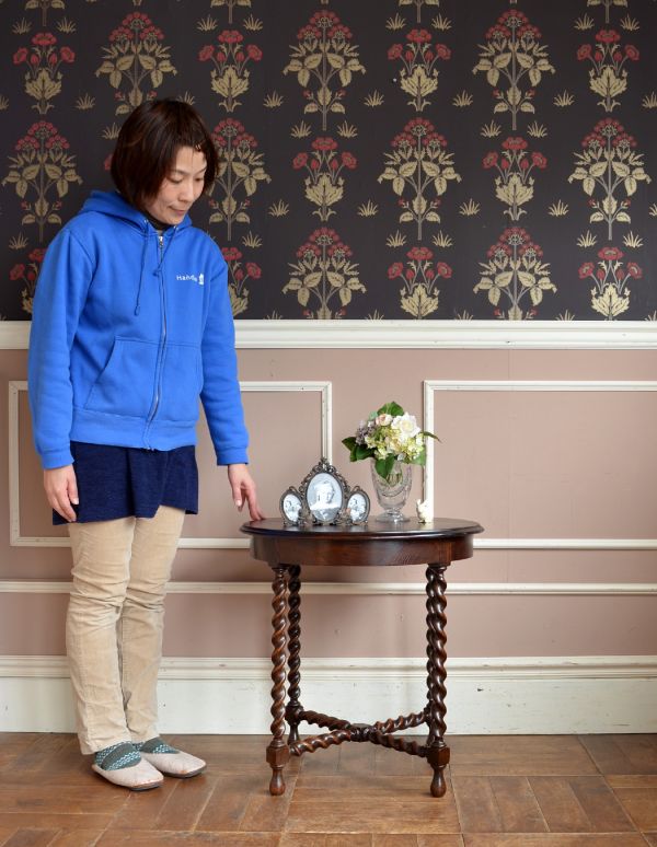 ロイドテーブル　アンティーク家具　英国のアンティーク家具、オケージョナルテーブル（簡易テーブル）。そっと壁に付けて置くだけで、オシャレな雰囲気に。(k-999-f)