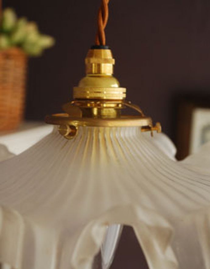 ペンダントライト 照明・ライティング フリルがたっぷりのアンティークガラス シェード ペンダントライト(コード・シャンデリア電球・ギャラリーA付き)。アンティークのガラスは、光を通すとなんとも言えないステキな雰囲気でお部屋を照らしてくれます。(m-1023-z)
