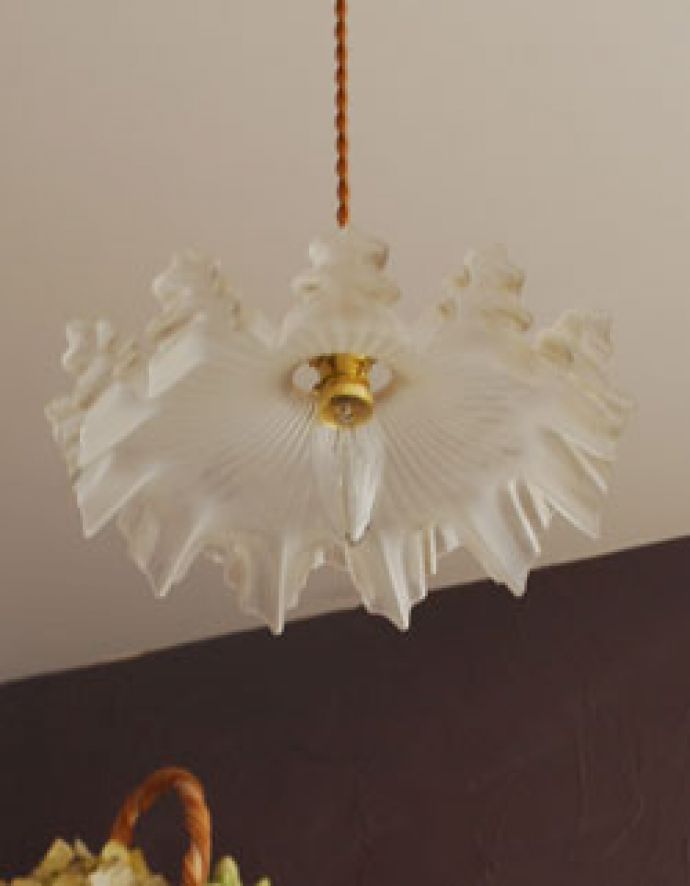 ペンダントライト 照明・ライティング フリルがたっぷりのアンティークガラス シェード ペンダントライト(コード・シャンデリア電球・ギャラリーA付き)。【 シェードのサイズ 】直径27×高さ7.5cmコードは50、80cm以外にも、ご希望の長さで加工してお届けします。(m-1023-z)