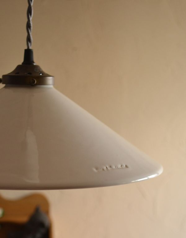 ペンダントライト　照明・ライティング　フランスTERRE D` HAUTANIBOUL社、陶器製ライズ＆フォールランプ。ホーローとはまた一味違った温かさが、陶器のシェードから感じられます。(m-1114-z)