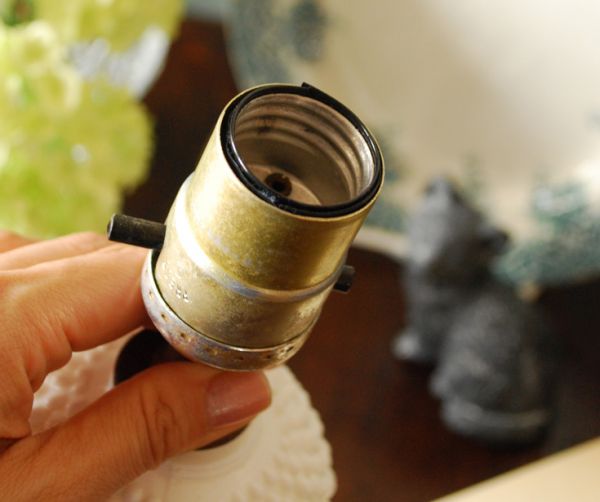 照明・ライティング　ミルクガラスのアンティークテーブルランプ（ホブネイルスタイル）。しっかりオーバーホウルをしていますので、ご安心くださいね。(m-1117-z)