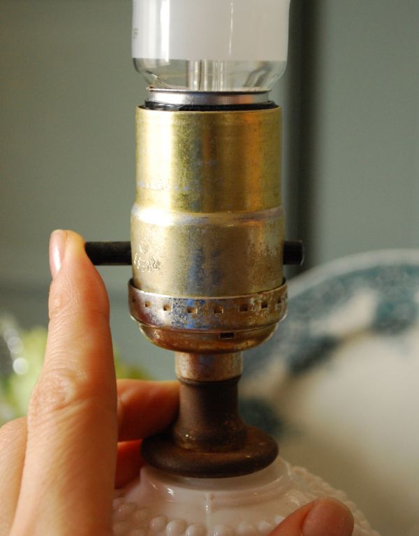 照明・ライティング　ミルクガラスのアンティークテーブルランプ（ホブネイルスタイル）。スイッチはソケットの下にあります。(m-1117-z)