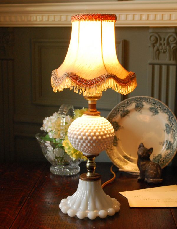 照明・ライティング　ミルクガラスのアンティークテーブルランプ（ホブネイルスタイル）。ドット模様は明かりを点けると陰影が美しいランプです。(m-1117-z)