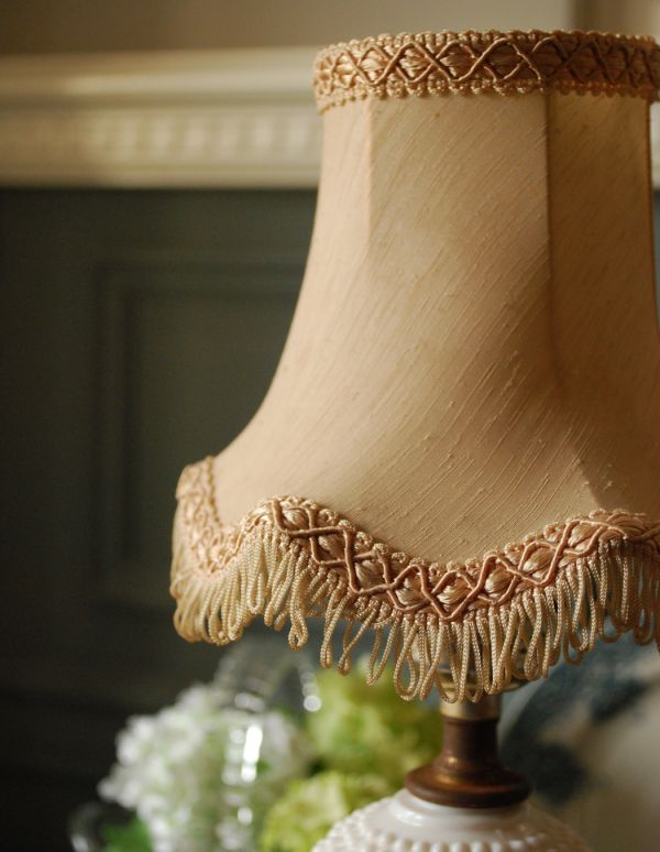 照明・ライティング　ミルクガラスのアンティークテーブルランプ（ホブネイルスタイル）。シェードは当時のままのもの。(m-1117-z)