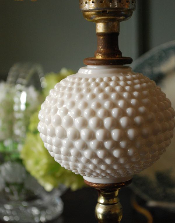 照明・ライティング　ミルクガラスのアンティークテーブルランプ（ホブネイルスタイル）。ドット模様が、可憐な印象です。(m-1117-z)