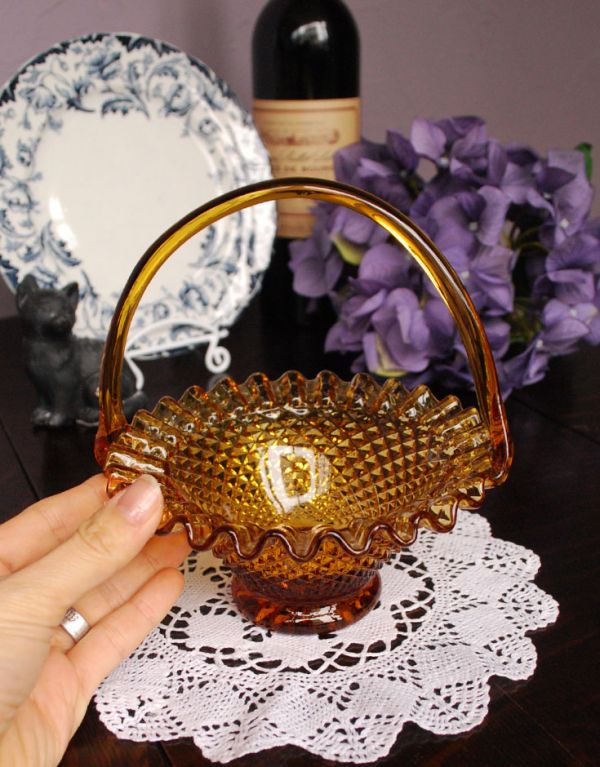 アンティーク雑貨　アンティークプレスドグラス、アンバーガラスのバスケット。ガラスのハンドルも、細かいフリルガラスも繊細で華やかな印象です。(m-1120-z)