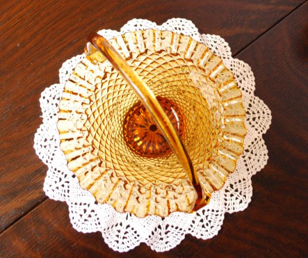 アンティーク雑貨　アンティークプレスドグラス、アンバーガラスのバスケット。花器にしても使って頂けます。(m-1120-z)