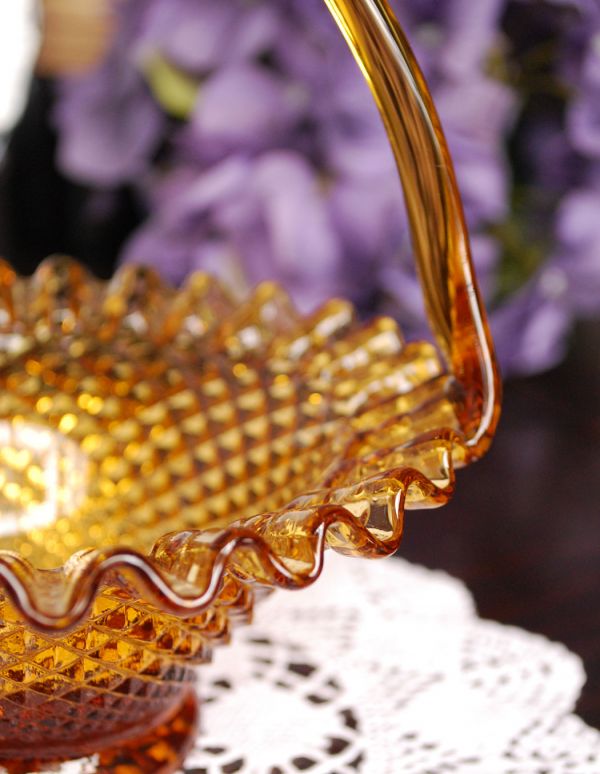 アンティーク雑貨　アンティークプレスドグラス、アンバーガラスのバスケット。インテリアに馴染みやすいアンバーカラーのガラスバスケットです。(m-1120-z)