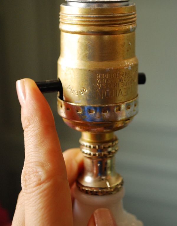 照明・ライティング　英国アンティーク、ドット模様のミルクガラスのテーブルランプ（ホブネイルスタイル）。スイッチはソケットの下にあります。(m-1121-z)