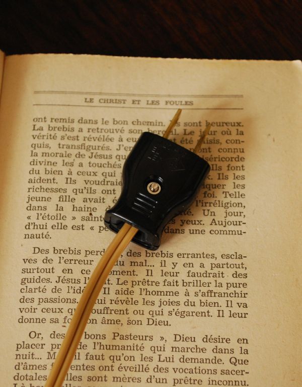 照明・ライティング アンティークのミルクガラスのテーブルランプ(ホブネイルスタイル)。コードの長さは195cmです。(m-1122-z)