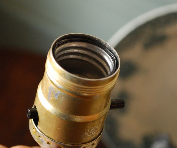 照明・ライティング　英国アンティーク、ドット模様のミルクガラスのテーブルランプ（ホブネイルスタイル）。しっかりオーバーホウルをしていますので、ご安心くださいね。(m-1121-z)