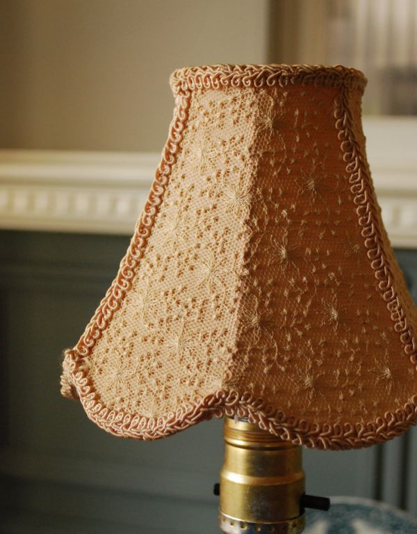 照明・ライティング　英国アンティーク、ドット模様のミルクガラスのテーブルランプ（ホブネイルスタイル）。ピンクベージュのフェミニンなアンティークシェードです。(m-1121-z)