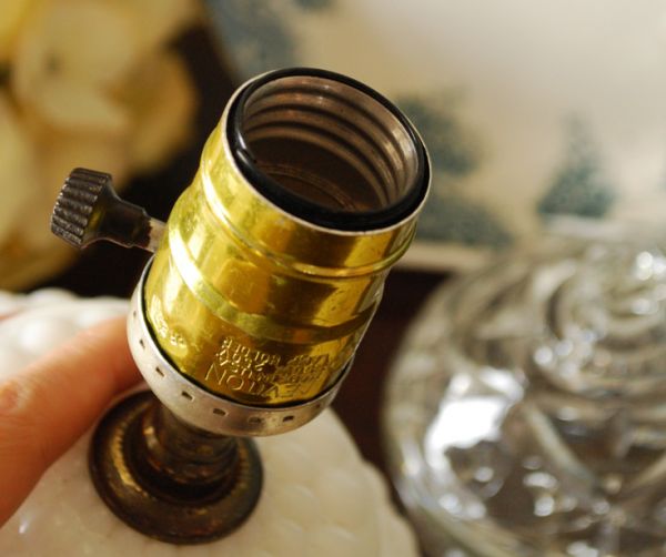 照明・ライティング アンティークのミルクガラスのテーブルランプ(ホブネイルスタイル)。しっかりオーバーホウルをしていますので、ご安心くださいね。(m-1122-z)