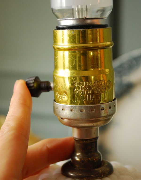 照明・ライティング アンティークのミルクガラスのテーブルランプ(ホブネイルスタイル)。スイッチはソケットの下にあります。(m-1122-z)