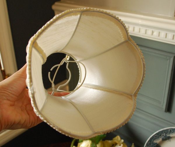 照明・ライティング アンティークのミルクガラスのテーブルランプ(ホブネイルスタイル)。電球に直接はめ込むだけで使えるクリップハンガータイプは、装着が簡単です。(m-1122-z)