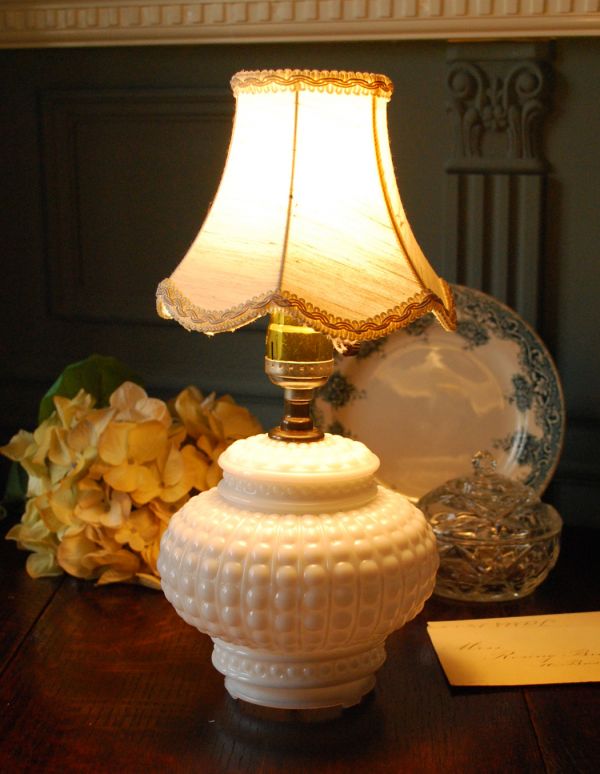 照明・ライティング アンティークのミルクガラスのテーブルランプ(ホブネイルスタイル)。ドット模様は明かりを点けると陰影が美しいランプです。(m-1122-z)