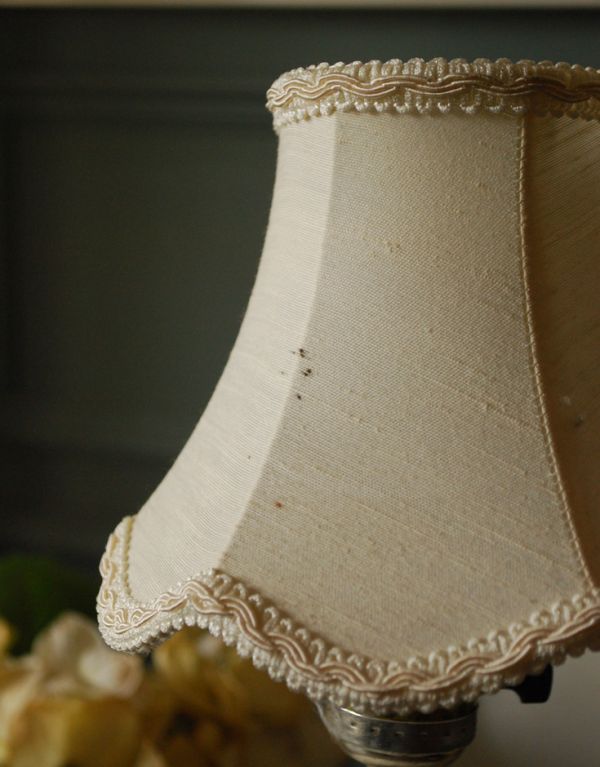 照明・ライティング アンティークのミルクガラスのテーブルランプ(ホブネイルスタイル)。シェードは当時のままのもの。(m-1122-z)