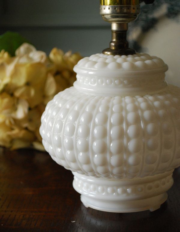 照明・ライティング アンティークのミルクガラスのテーブルランプ(ホブネイルスタイル)。ドット模様が、可憐な印象です。(m-1122-z)