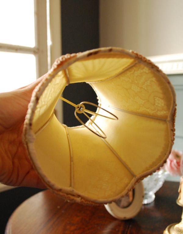 照明・ライティング イギリスから届いた、レースが華やかなアンティークシェード。取り付けが簡単なクリップタイプです。(m-1125-z)